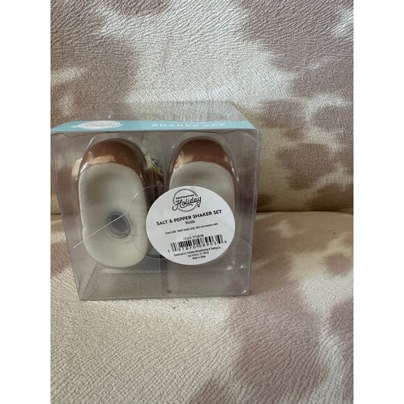 HEB Destination Holiday Bluebonnets & Boots Salt & Pepper Shaker Set NIB - Picture 3 of 3